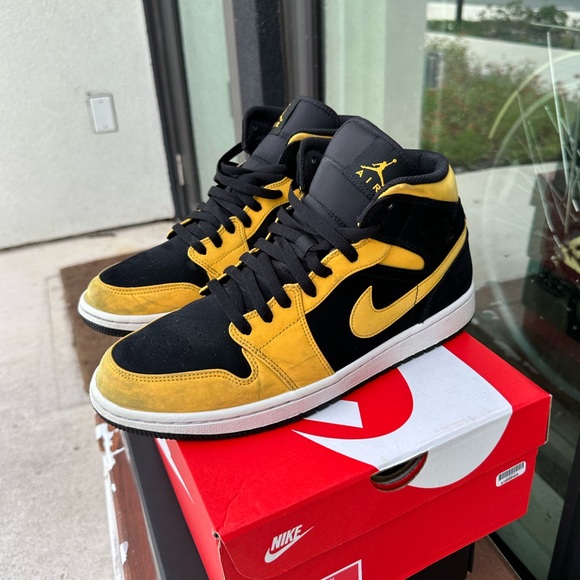 Air Jordan 1 Retro Mid 'Reverse
New Love' | Black & Yellow | size: 10.5 - Picture 2 of 4